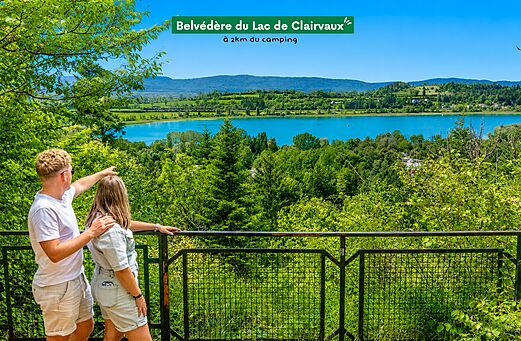 Koppel bewondert Belvédère Lac de Clairvaux, panoramisch uitzicht op het Jura meer.