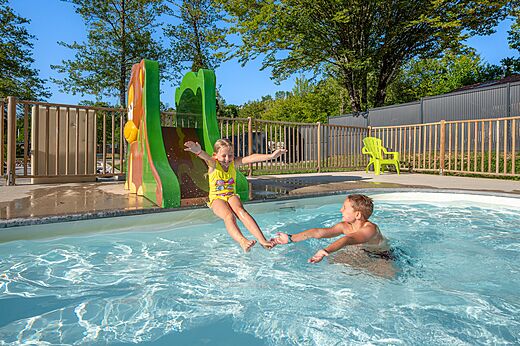 Waterglijbaan en zwembad op camping CLICOCHIC Grisière, Clairvaux-les-Lacs (39).