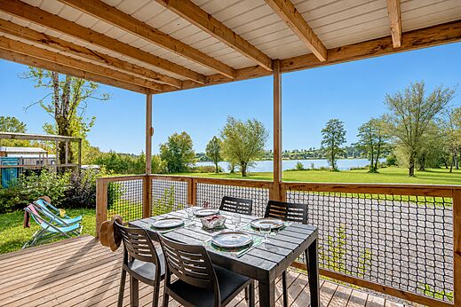 Terras stacaravan meer op camping CLICOCHIC Grisière in Clairvaux-les-Lacs.