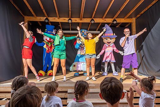 Animatievoorstelling met animatoren en mascottes op camping CLICOCHIC Grisière in Clairvaux-les-Lacs.