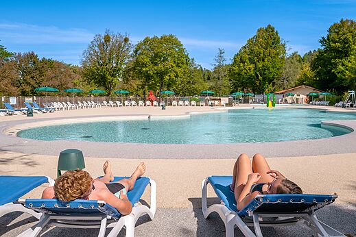 Buitenzwembad, ontspanningsruimte op camping CLICOCHIC Grisière in Clairvaux-les-Lacs.