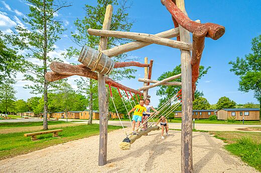 Holzspielplatz mit Kindern auf Campingplatz CLICOCHIC Grisière Clairvaux-les-Lacs (39).