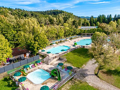 Buitenbaden, waterglijbanen, luchtfoto op camping CLICOCHIC Grisière in Clairvaux-les-Lacs (39).