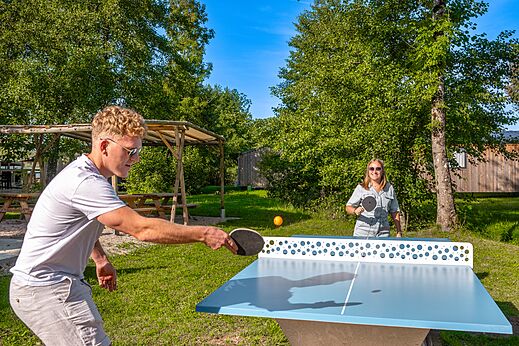 Outdoor-Tischtennisspiel auf dem Campingplatz CLICOCHIC Grisière in Clairvaux-les-Lacs (39).