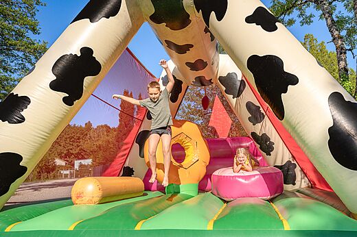 Riesige Hüpfburg für Kinder auf dem Campingplatz CLICOCHIC Grisière in Clairvaux-les-Lacs (39).
