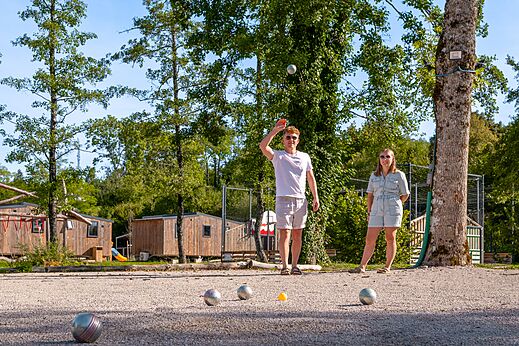 Paar spielt Boule auf dem Campingplatz CLICOCHIC Grisière.