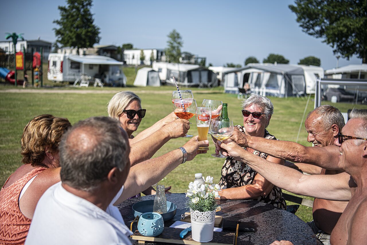 Senioren sto�en fr�hlich auf einem Campingplatz an, CAPFUN Groene Eiland.