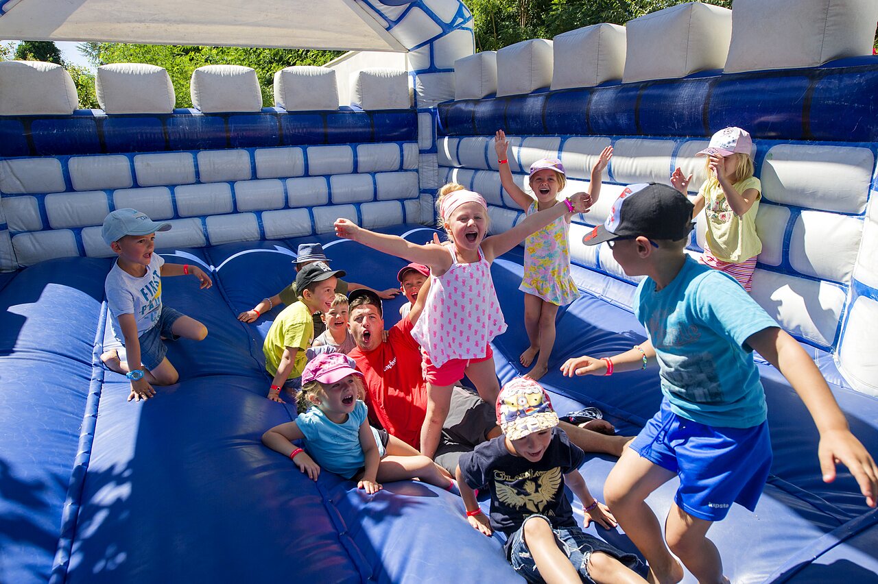 Kinder und Erwachsener auf H�pfburg auf Campingplatz CAPFUN Groene Eiland in Appeltern