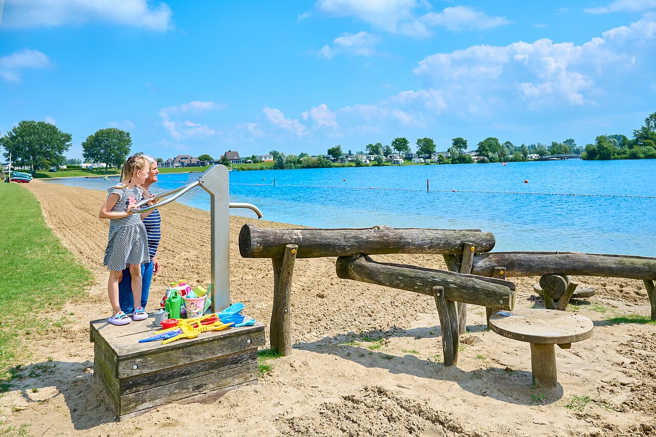 Sandstrand, Wasserspiele f�r Kinder auf dem Campingplatz CAPFUN Groene Eiland in Appeltern.
