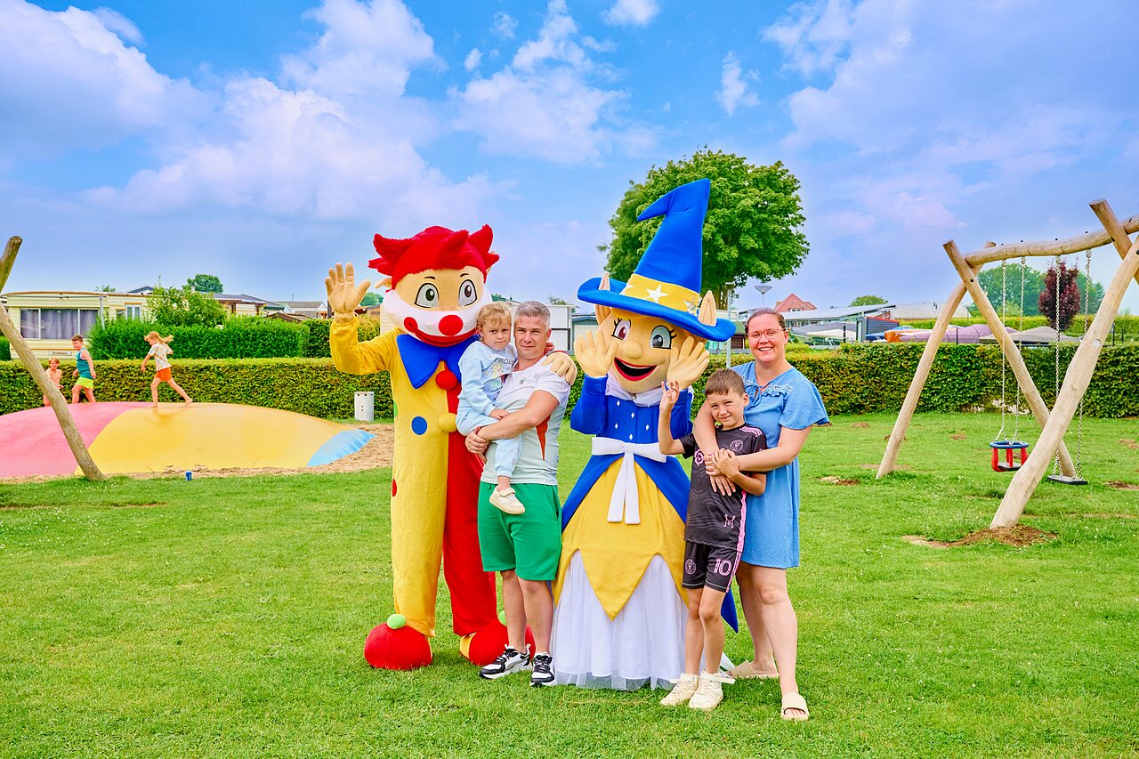 Maskottchen und l�chelnde Familien, Kinderspiele auf CAPFUN Groene Eiland in Appeltern.