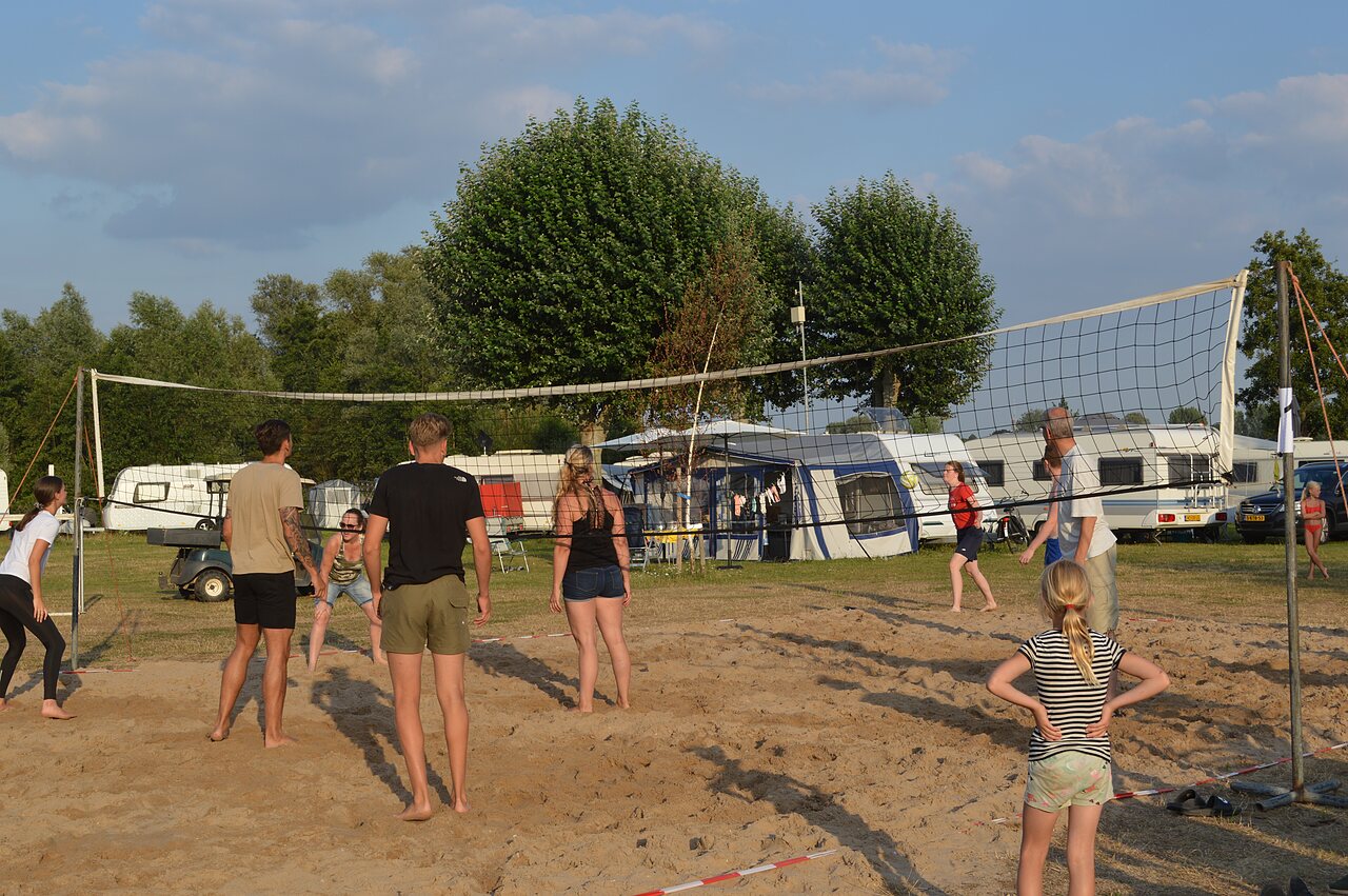 Beachvolleyballspieler auf Sandplatz auf dem Campingplatz CAPFUN Groene Eiland in Appeltern.