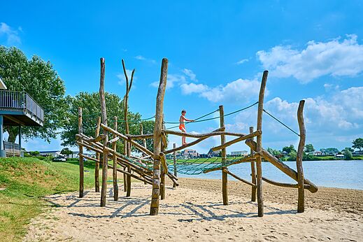 Holzspielplatz am Strand des Campingplatzes CAPFUN Groene Eiland in Appeltern.