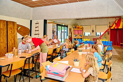 Kinderen in creatieve animatieworkshop op camping CAPFUN Groene Eiland in Appeltern.