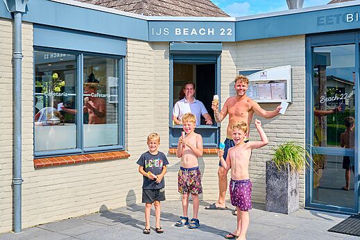 Familie met ijsjes voor de cafetaria op camping CAPFUN Groene Eiland in Appeltern.