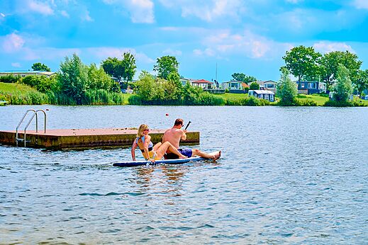 Koppel paddleboardend op het meer bij camping CAPFUN Groene Eiland in Appeltern.