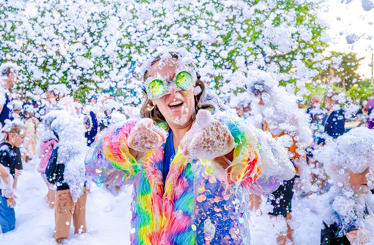 Levendig schuimfeest, vrolijke persoon op camping VAGUES OCEANES Grosses Pierres.