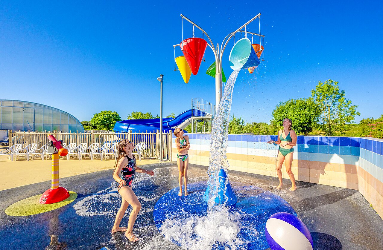 Waterspelen, kantelende emmers, kinderen op camping VAGUES OCEANES Grosses Pierres in Saint-Georges-d'Ol�ron.