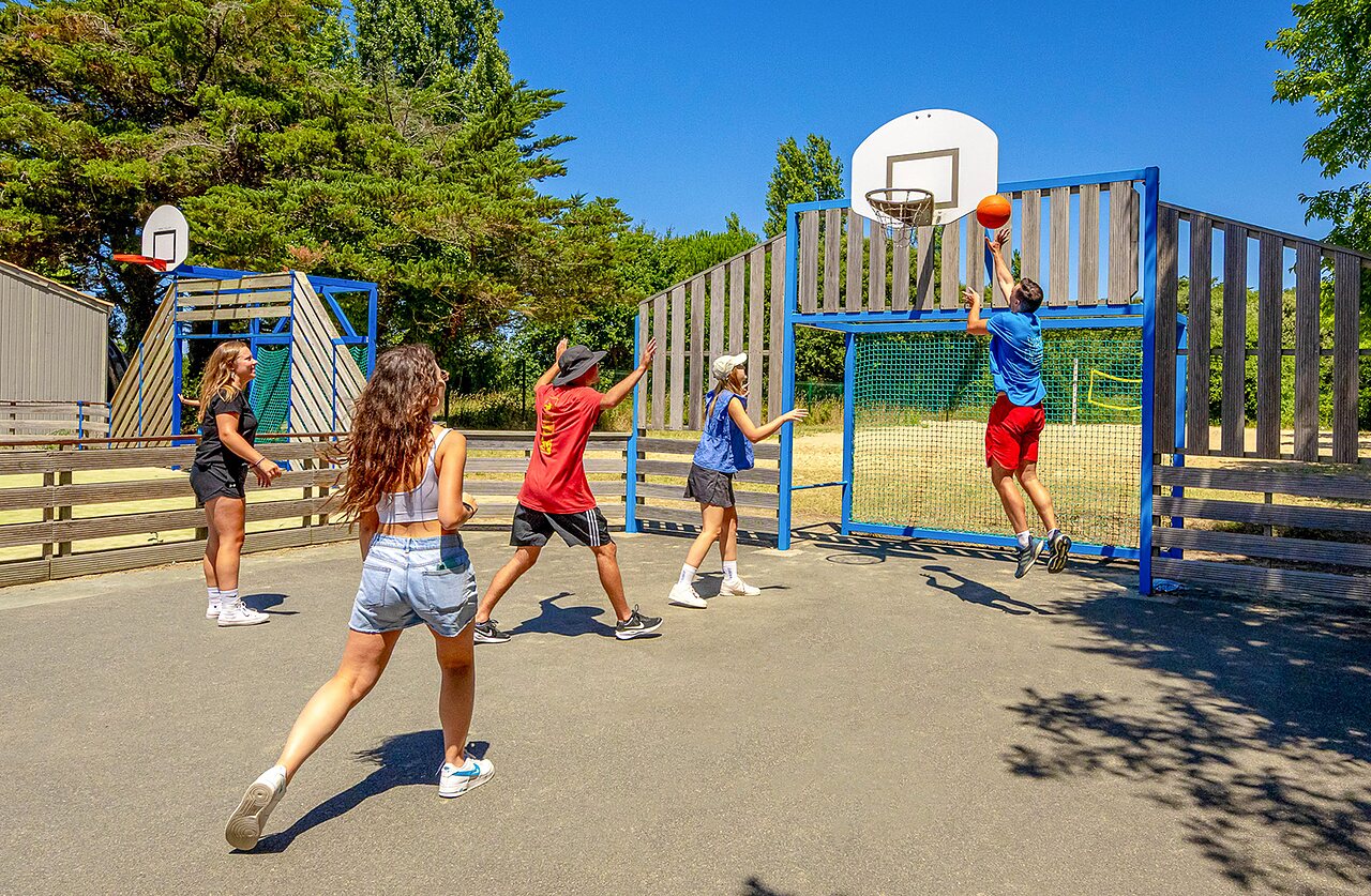 Basketbalwedstrijd op het multisportterrein van camping VAGUES OCEANES Grosses Pierres.
