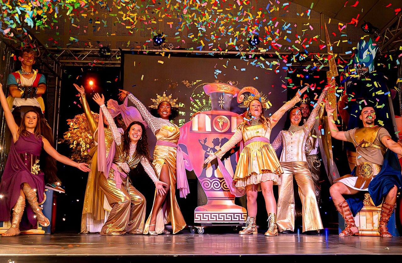 Animatieteam in kostuums op podium met confetti op camping VAGUES OCEANES Grosses Pierres.