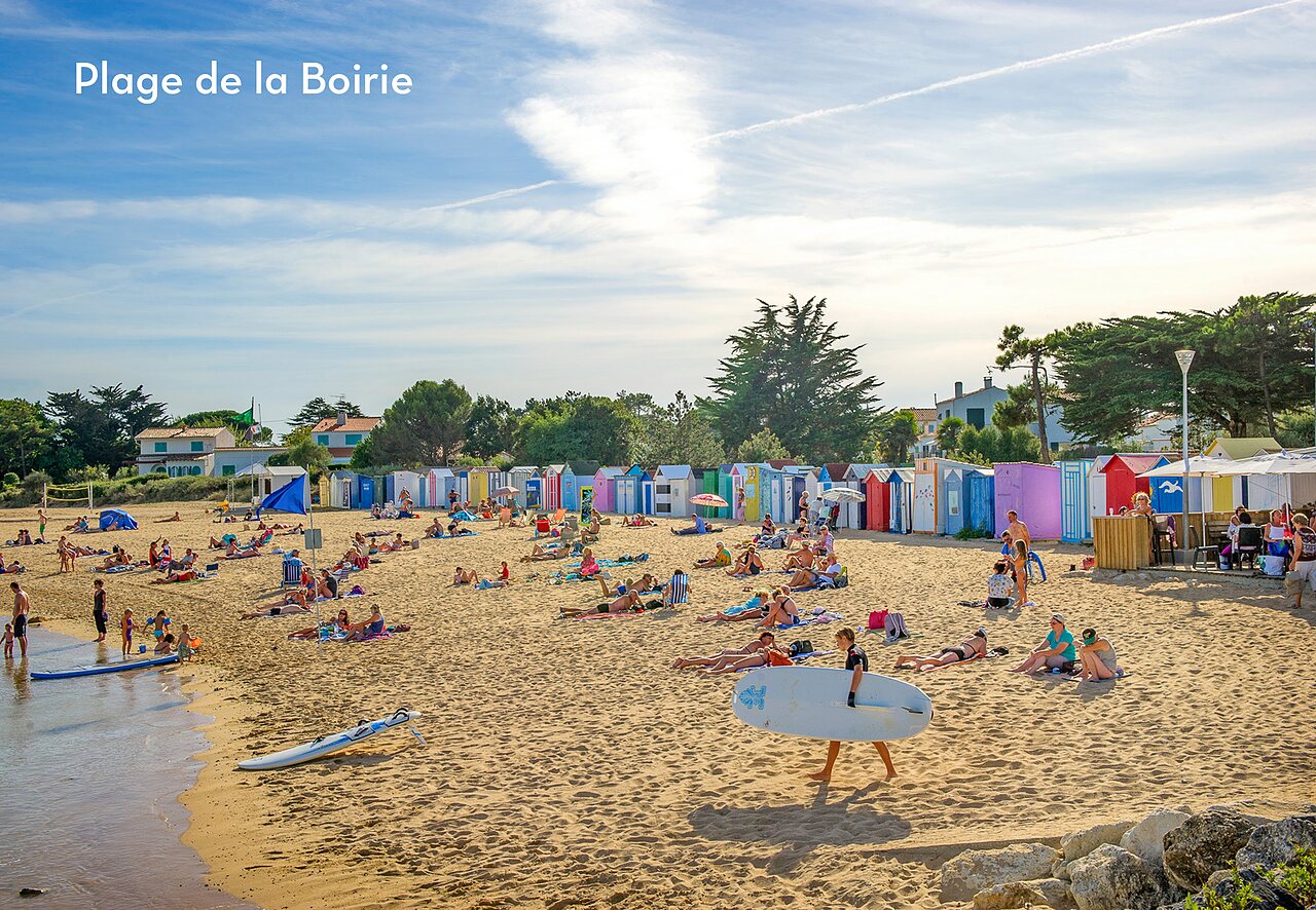 Levendig strand Plage de la Boirie met kleurrijke huisjes, zwemmers en surfers, �le d'Ol�ron.
