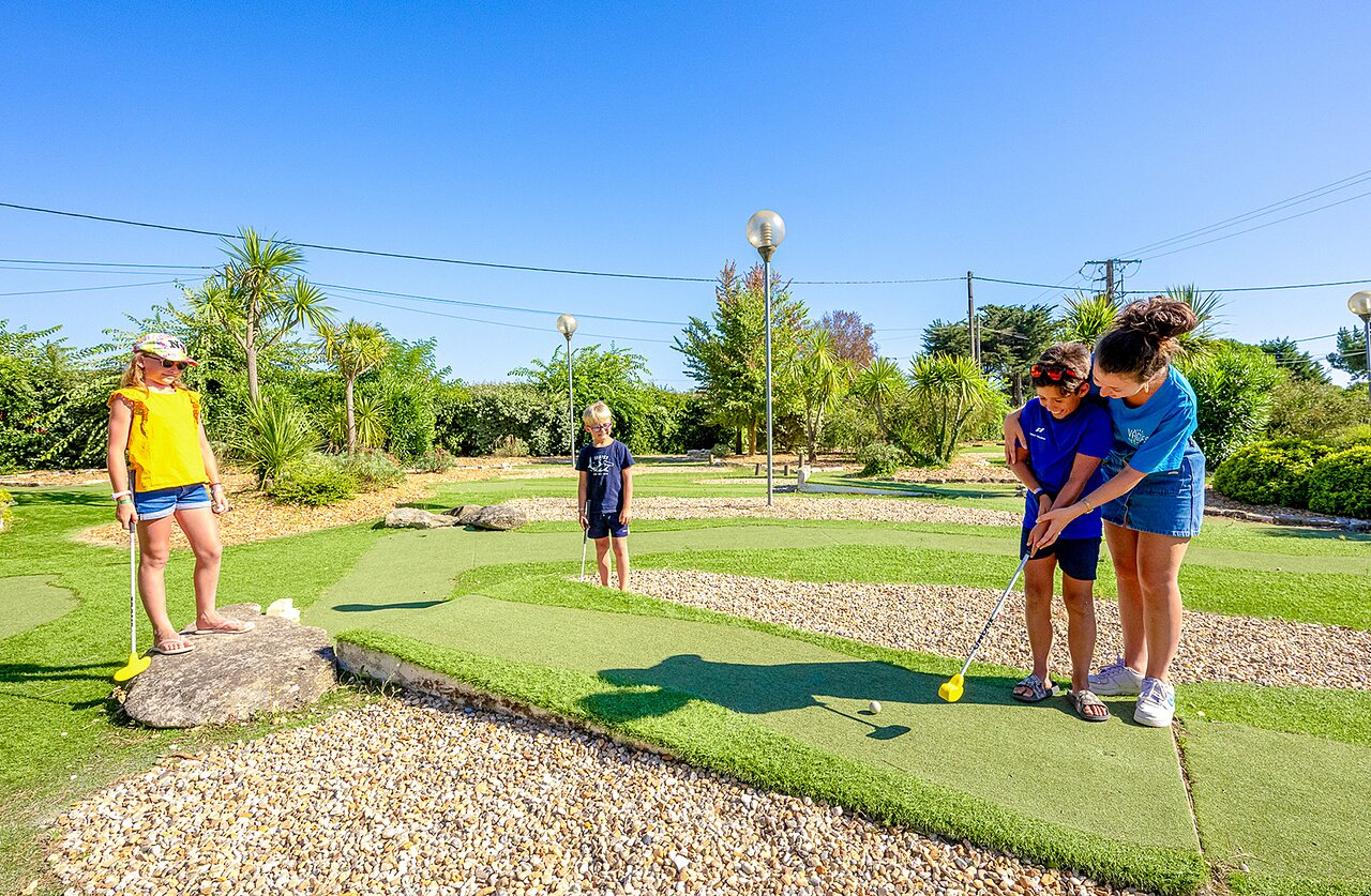 Minigolf: kinderen en volwassene vermaken zich op camping VAGUES OCEANES Grosses Pierres in Saint-Georges-d'Ol�ron.