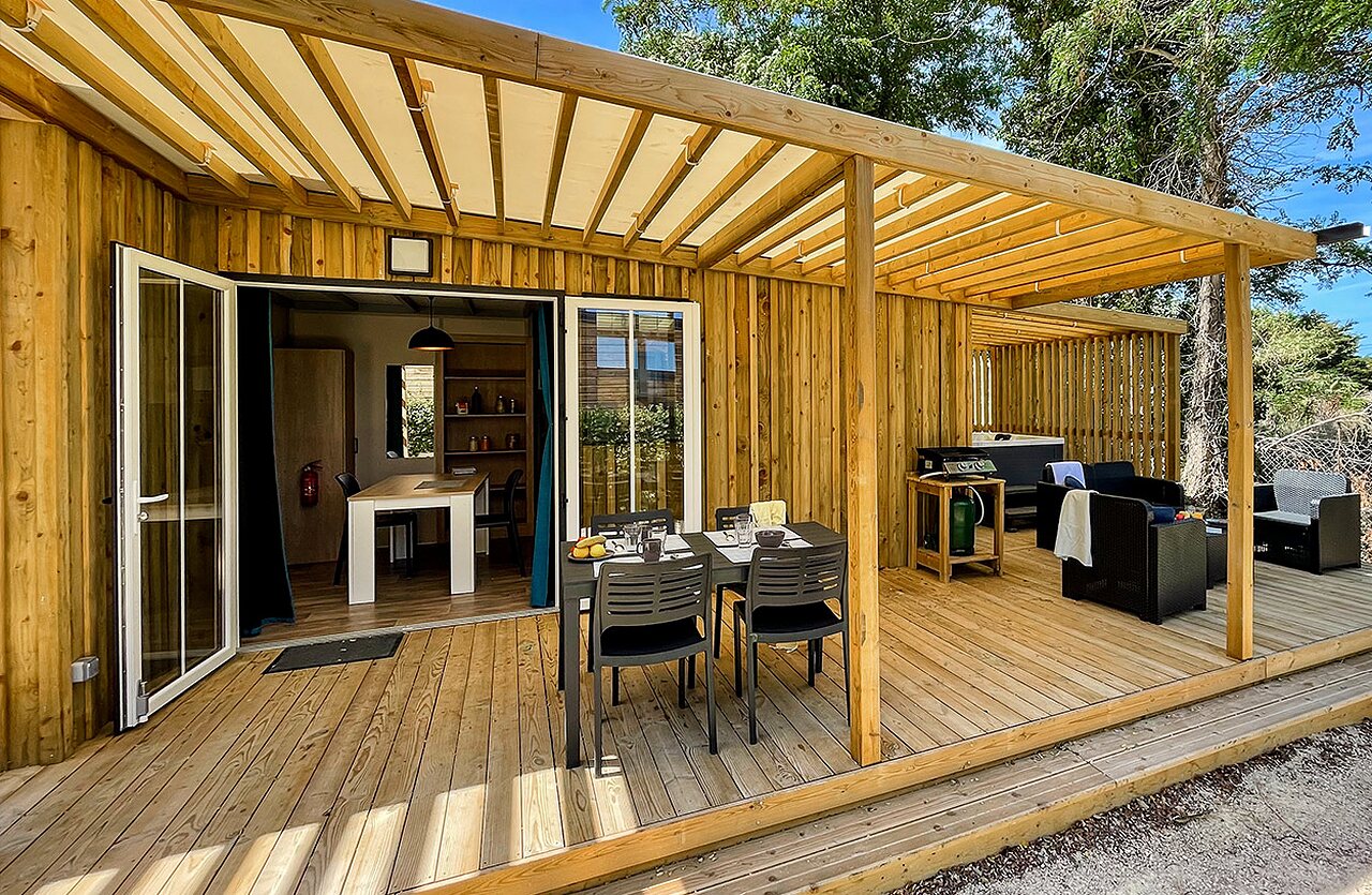 Stacaravan, jacuzzi op camping VAGUES OCEANES Grosses Pierres in Saint-Georges-d'Ol�ron.