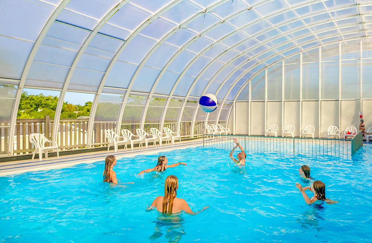 Kinderen spelen in overdekt zwembad, camping VAGUES OCEANES Grosses Pierres.