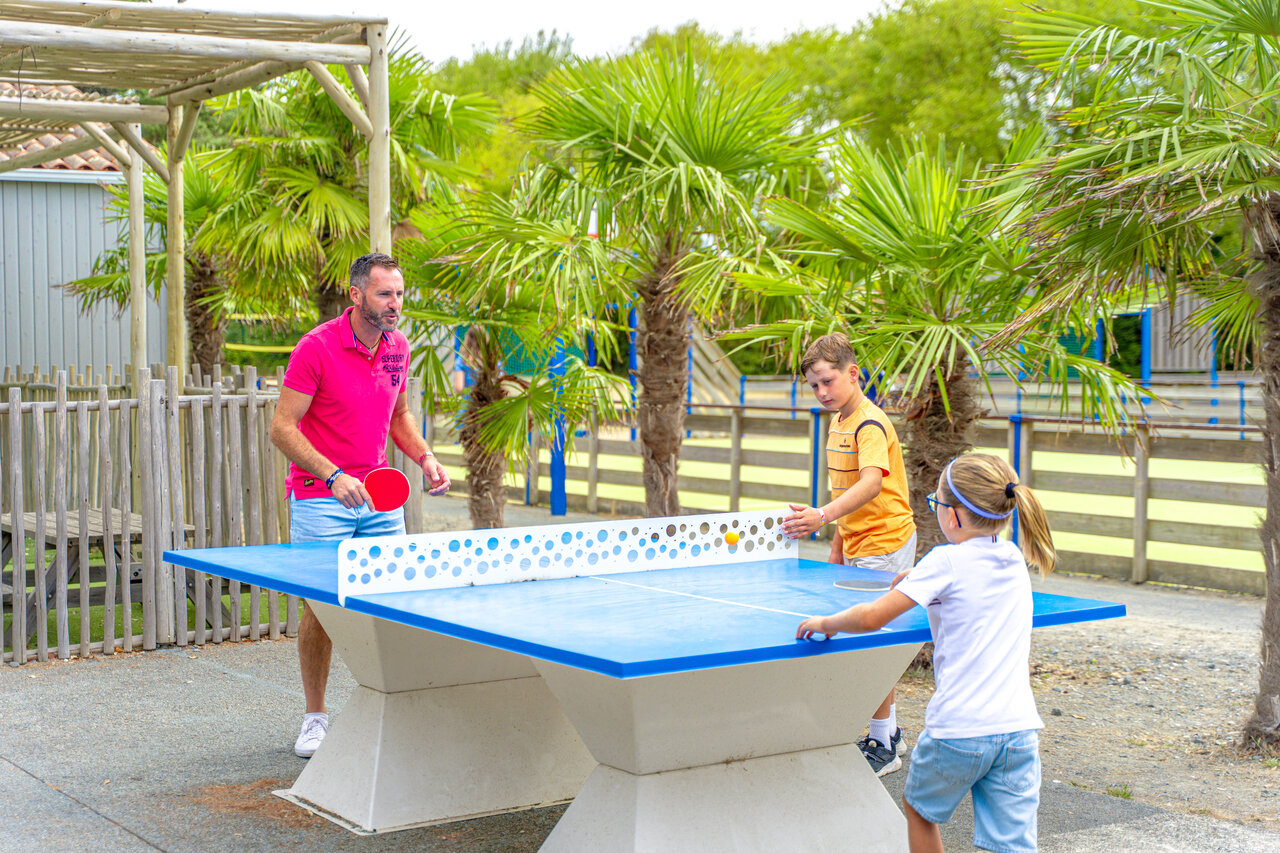 Outdoor-Tischtennis mit Familie auf dem Campingplatz VAGUES OCEANES Grosses Pierres in Saint-Georges-d'Ol�ron.