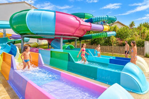 Bunte Wasserrutschen und Kinder auf Campingplatz VAGUES OCEANES Grosses Pierres, Saint-Georges-d'Oléron (17).