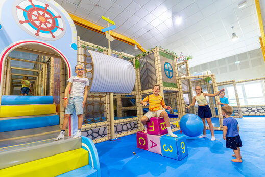 Indoor-Spielplatz mit Spielgeräten und Kindern auf dem Campingplatz VAGUES OCEANES Grosses Pierres in Saint-Georges-d'Oléron (17).