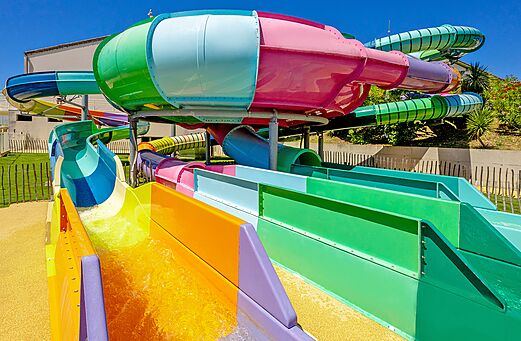 Bunte Riesenwasserrutschen auf Camping VAGUES OCEANES Grosses Pierres in Saint-Georges-d'Ol�ron (17).