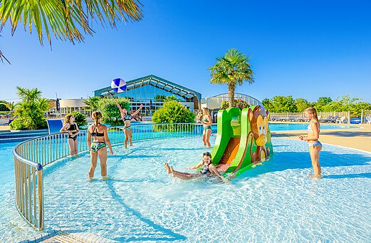 Kinderbecken, Kinderrutsche auf dem Campingplatz VAGUES OCEANES Grosses Pierres in Saint-Georges-d'Ol�ron (17).