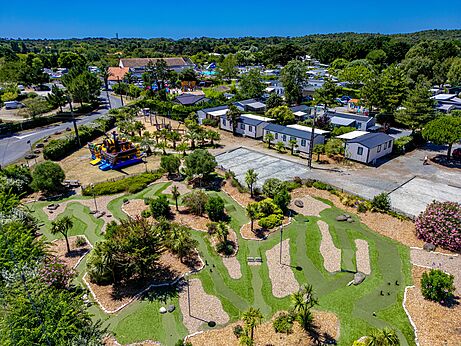 Landscaped mini-golf and inflatable games at VAGUES OCEANES Grosses Pierres campsite in Saint-Georges-d'Ol�ron (17).
