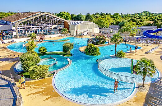 Gro�er Wasserpark mit Pools und Rutsche auf dem Campingplatz VAGUES OCEANES Grosses Pierres in Saint-Georges-d'Ol�ron.