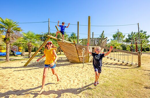 Spielplatz Piratenschiff mit Kindern auf dem Campingplatz VAGUES OCEANES Grosses Pierres.