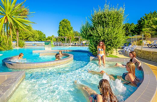 Au�enpool mit D�sen und Badeg�sten auf dem Campingplatz VAGUES OCEANES Grosses Pierres in Saint-Georges-d'Ol�ron (17).
