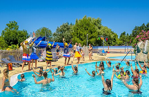 Festliche Wasseranimation im Pool mit Rutschen auf dem Campingplatz VAGUES OCEANES Grosses Pierres.