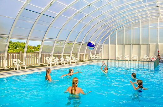 �berdachtes Schwimmbad, Kinder spielen, Camping VAGUES OCEANES Grosses Pierres, Saint-Georges-d'Ol�ron.