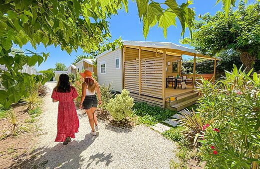 Modernes Mobilheim mit Terrasse auf dem Campingplatz VAGUES OCEANES Grosses Pierres Ol�ron.