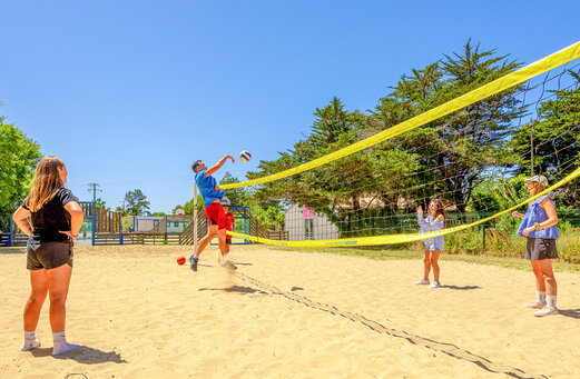 Beachvolleyballspieler auf dem Sportplatz des Campingplatzes VAGUES OCEANES Grosses Pierres in Saint-Georges-d'Oléron (17).