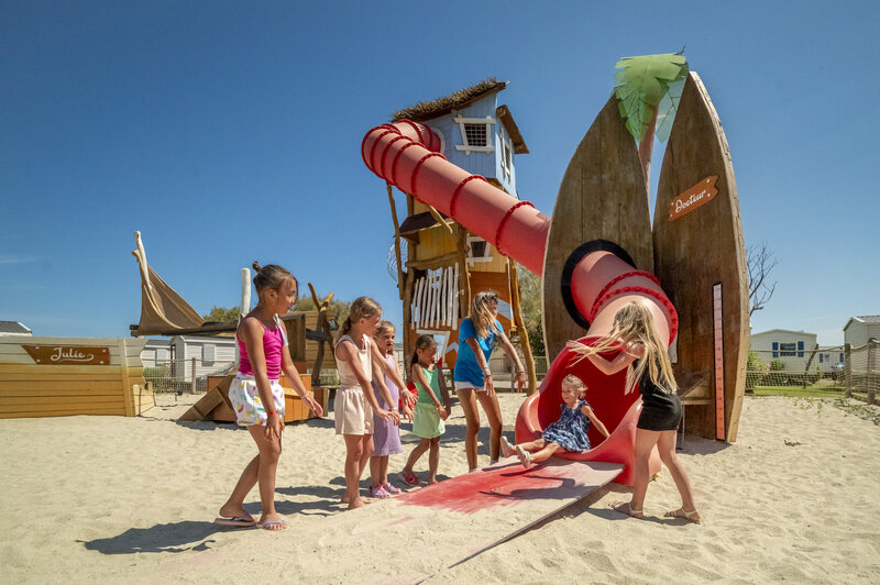 Juego Carabouille - Tobog�n gigante, zona de juegos arena en camping VAGUES OCEANES Hamacs Fleury (11).
