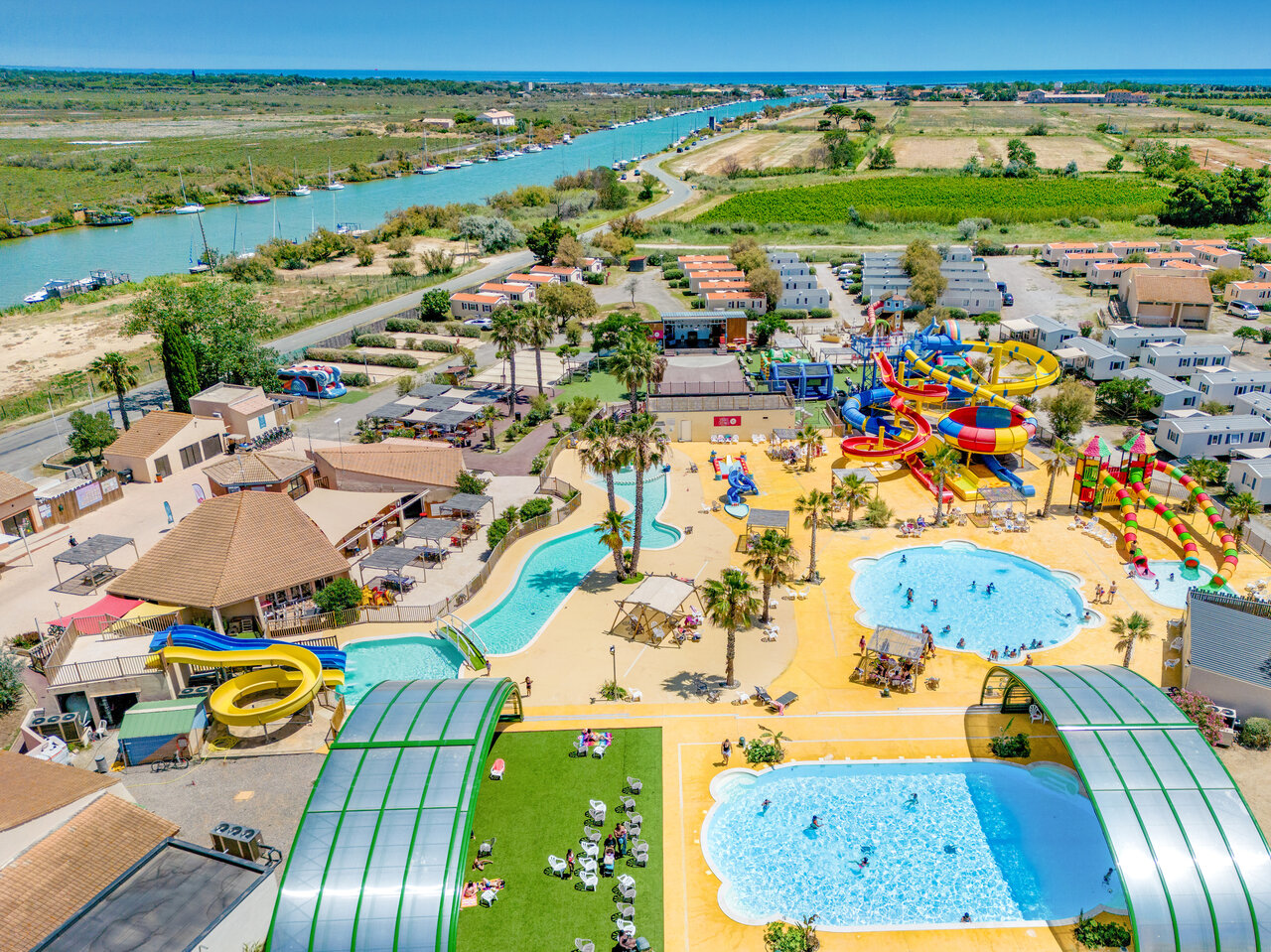 Parc aquatique g�ant, piscines et mobile-homes au camping VAGUES OCEANES Hamacs � Fleury (11).