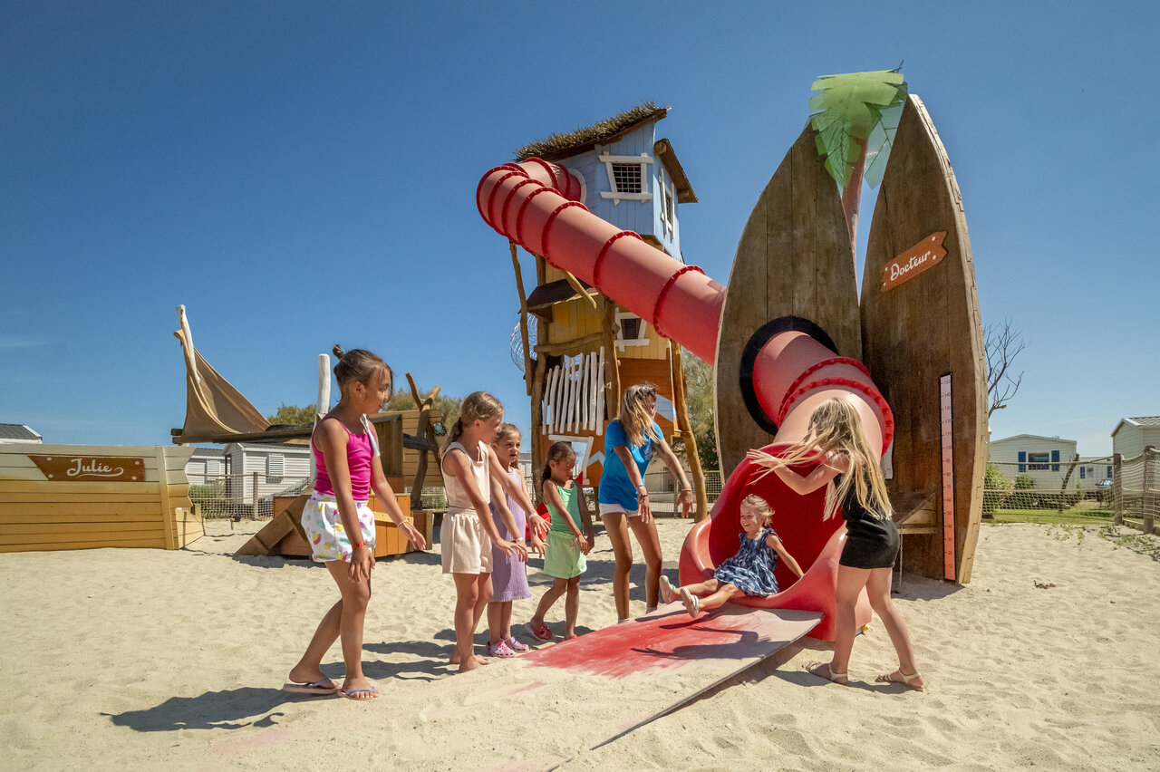 Toboggan g�ant, aire de jeux sable au camping VAGUES OCEANES Hamacs Fleury (11).