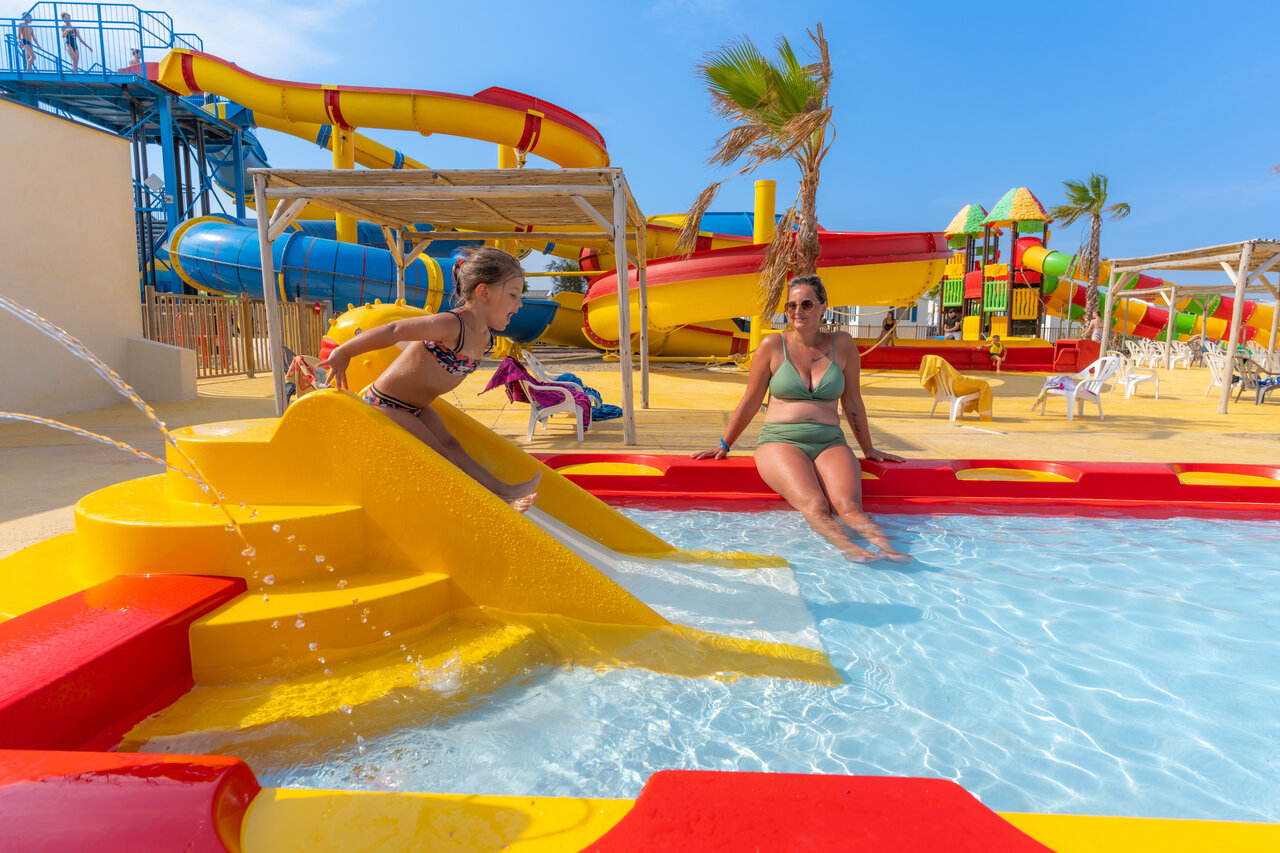 Toboggans aquatiques, piscine et jeux d'eau au camping VAGUES OCEANES Hamacs � Fleury (11).