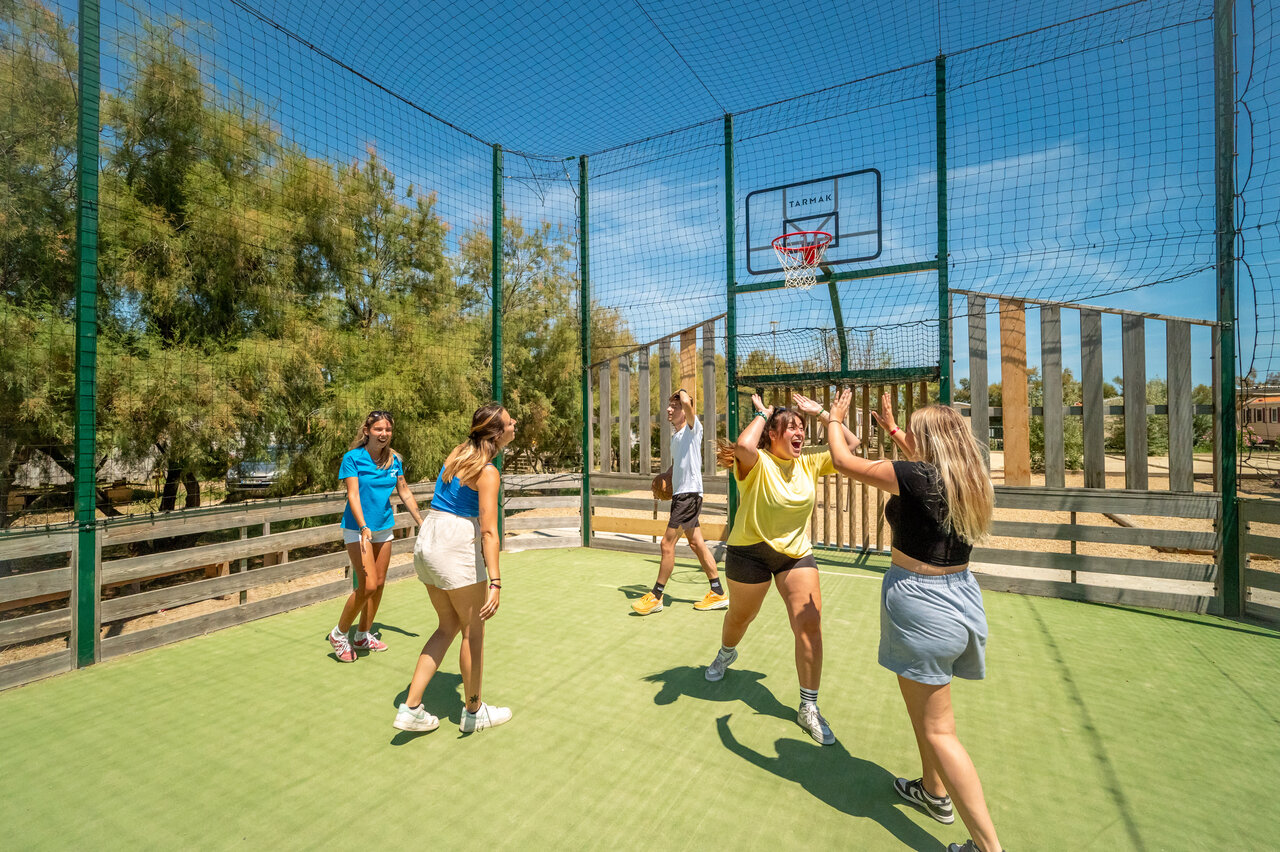 Jeunes jouant au basketball sur terrain multisport au camping VAGUES OCEANES Hamacs � Fleury (11).