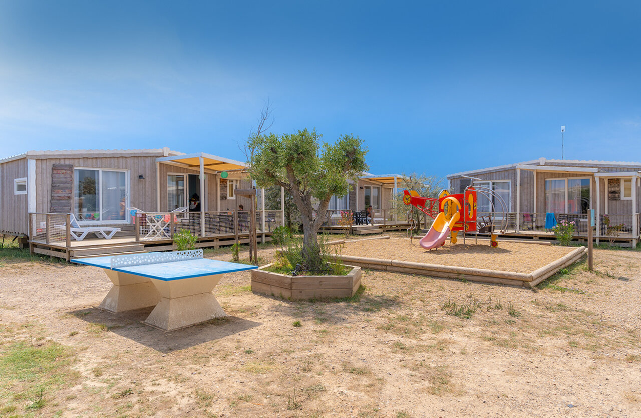 Mobile homes avec terrasses, aire de jeux et table de ping-pong au camping VAGUES OCEANES Hamacs � Fleury (11).