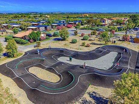 Moderne pumptrack met fietsende kinderen op camping VAGUES OCEANES Hamacs in Fleury (11).