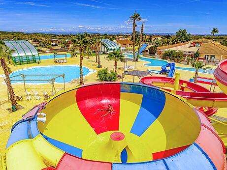 Reuzenglijbaan en buitenzwembaden op camping VAGUES OCEANES Hamacs in Fleury (11)