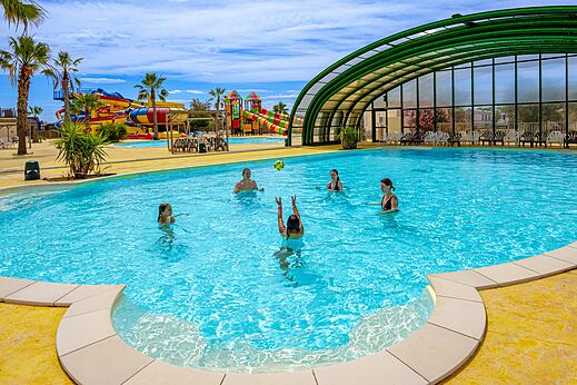 Buitenzwembad, waterglijbanen en speeltuin op camping VAGUES OCEANES Hamacs in Fleury (11).