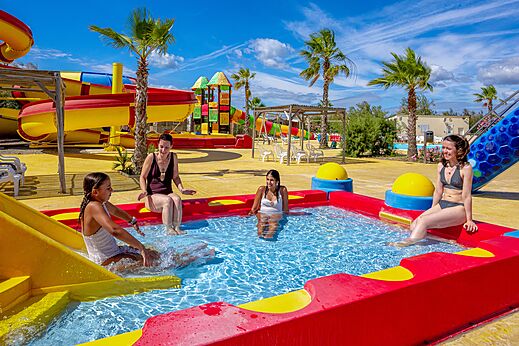 Swimming pool, slides and water games for families at VAGUES OCEANES Hamacs à Fleury campsite.